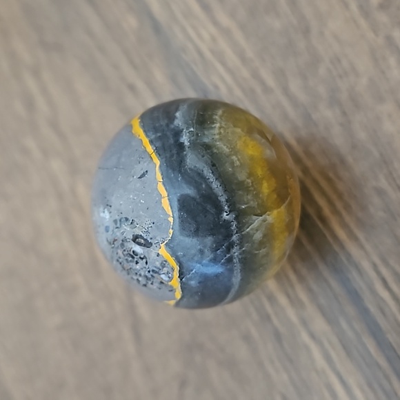 1.2 inch bumblebee jasper sphere. Gorgeous vivid colors. - Picture 4 of 8